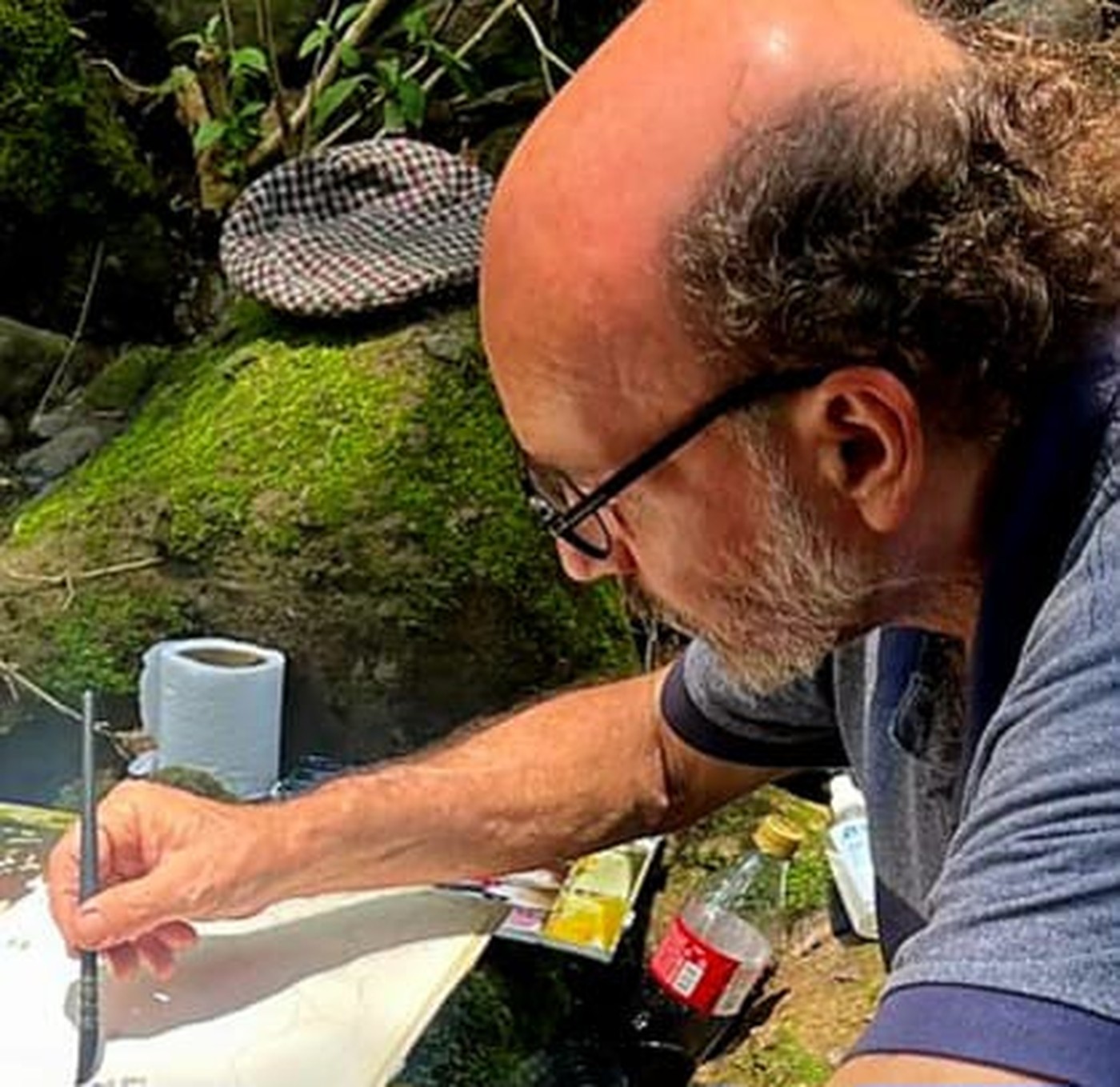 Huascar Taborga pintando junto al agua